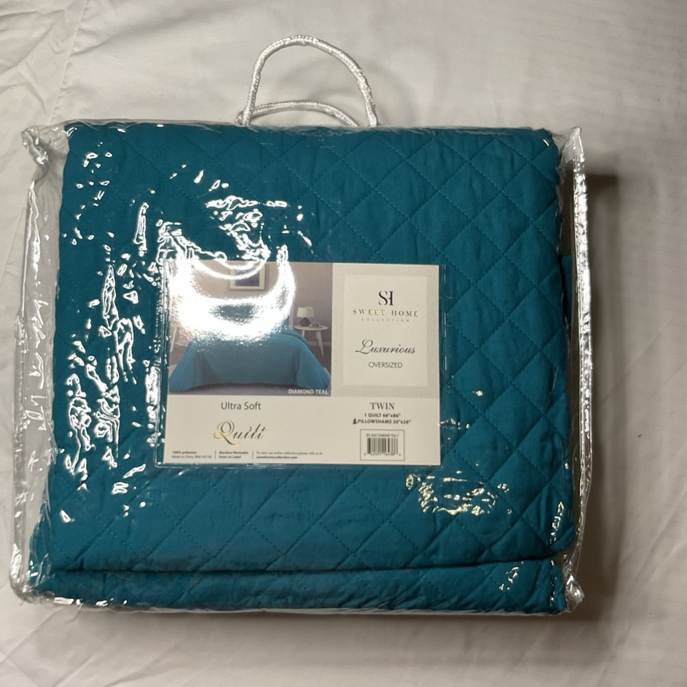 Vibrant Teal Quilted Bedding Set